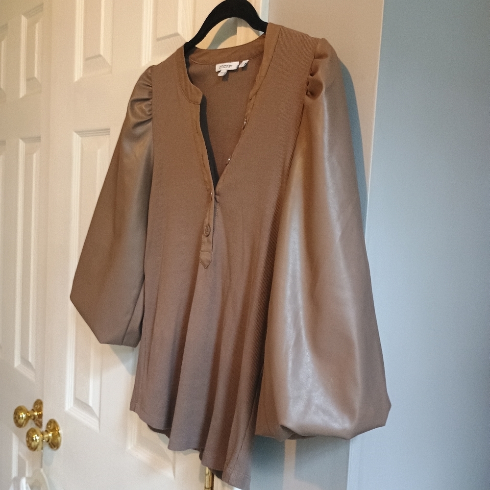 Chico's Women's Brown Mixed Media Blouse Size 0 (US Small) - Faux Leather Sleeve - Picture 8 of 13